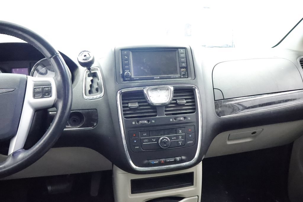 Used 2014 Chrysler Town & Country Touring FWD image 18