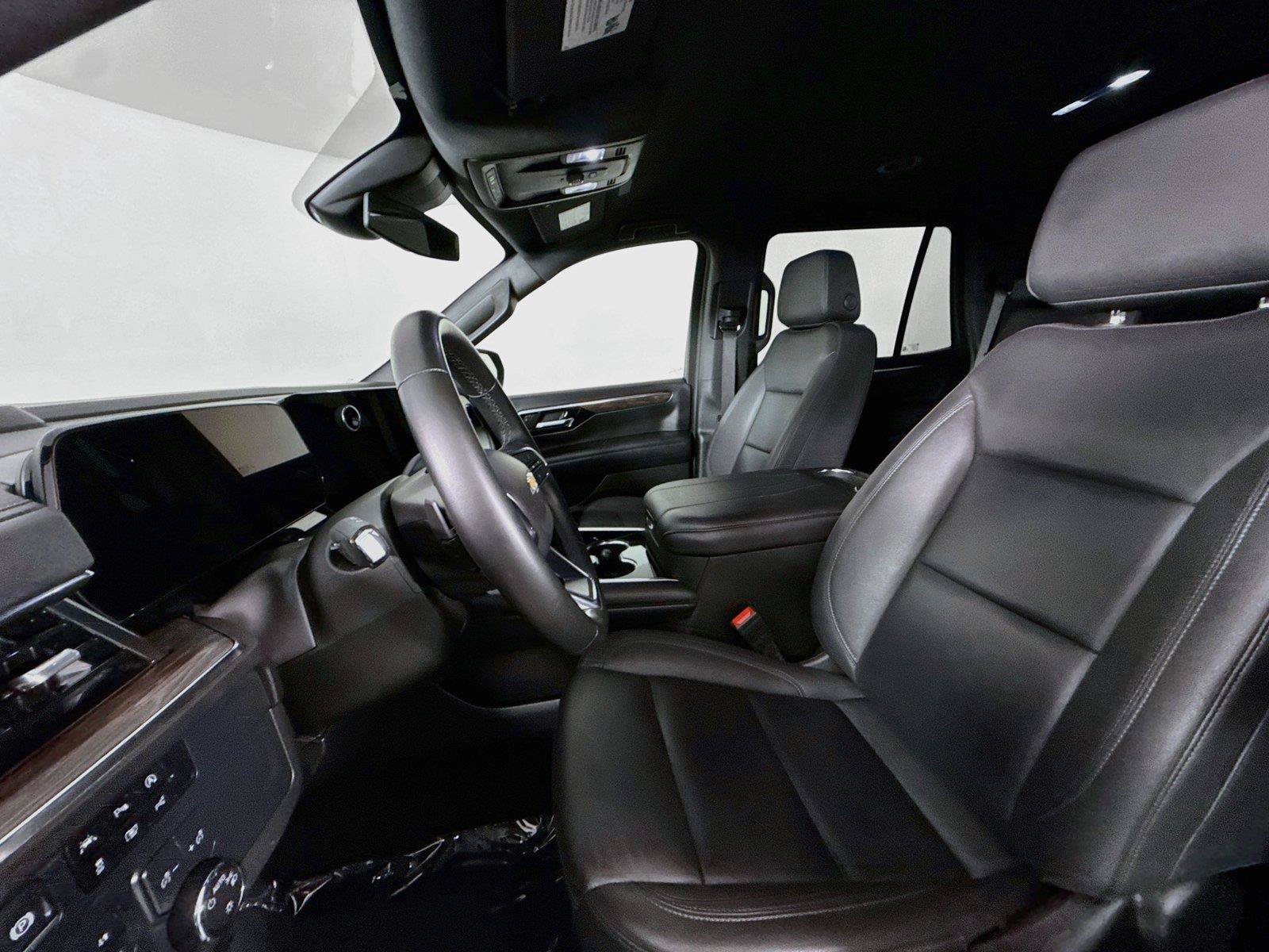 Used 2025 Chevrolet Tahoe LT AWD/4WD image 3