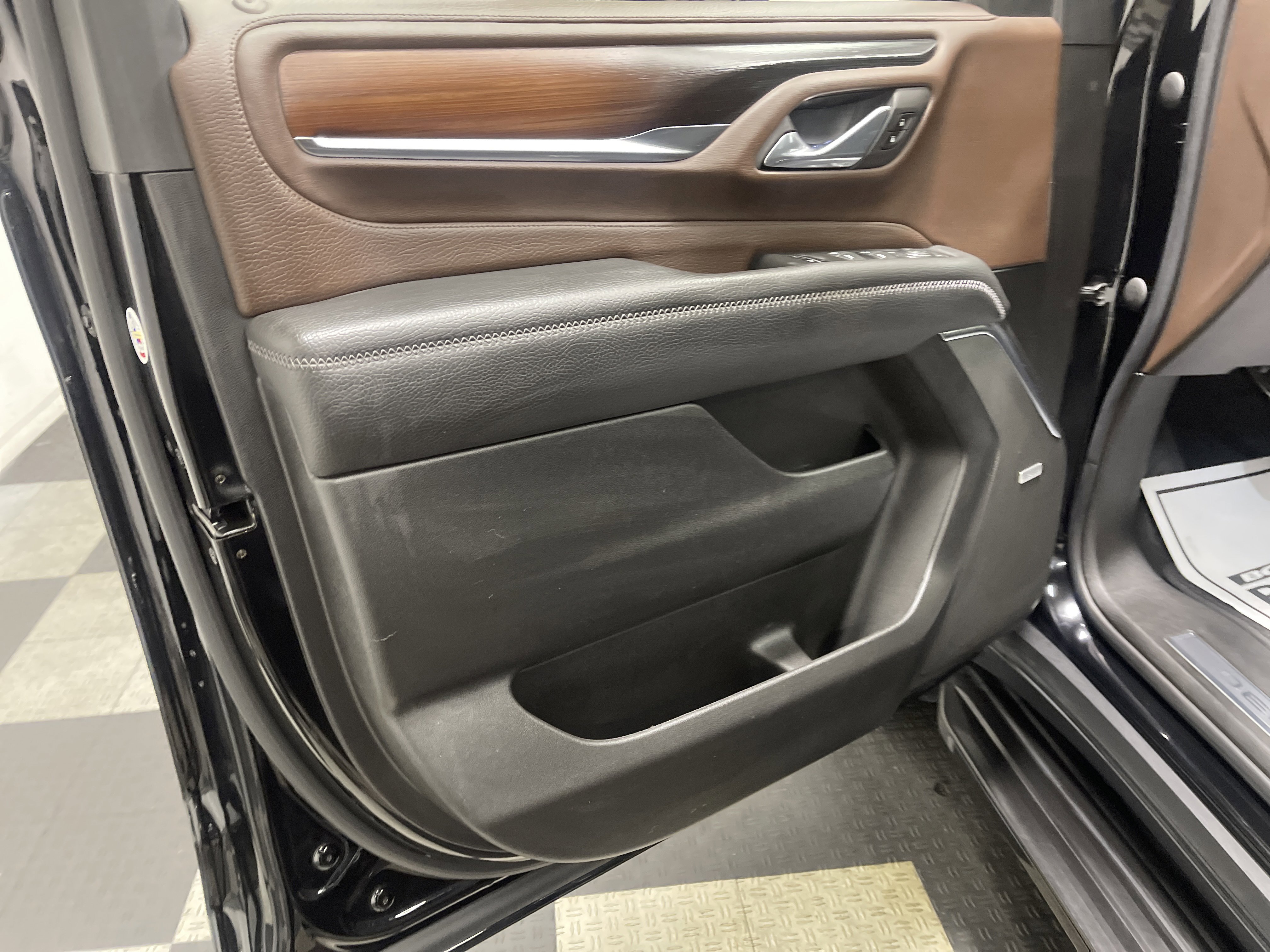 Used 2022 GMC Yukon Denali w/ Advanced Technology Package AWD/4WD image 6