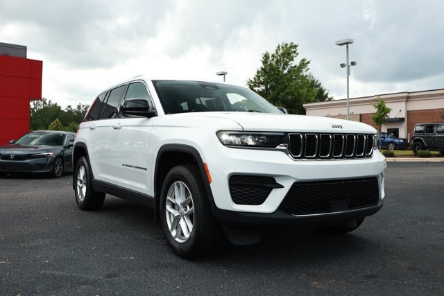 Used 2022 Jeep Grand Cherokee Laredo w/ Luxury Tech Group I AWD/4WD image 3