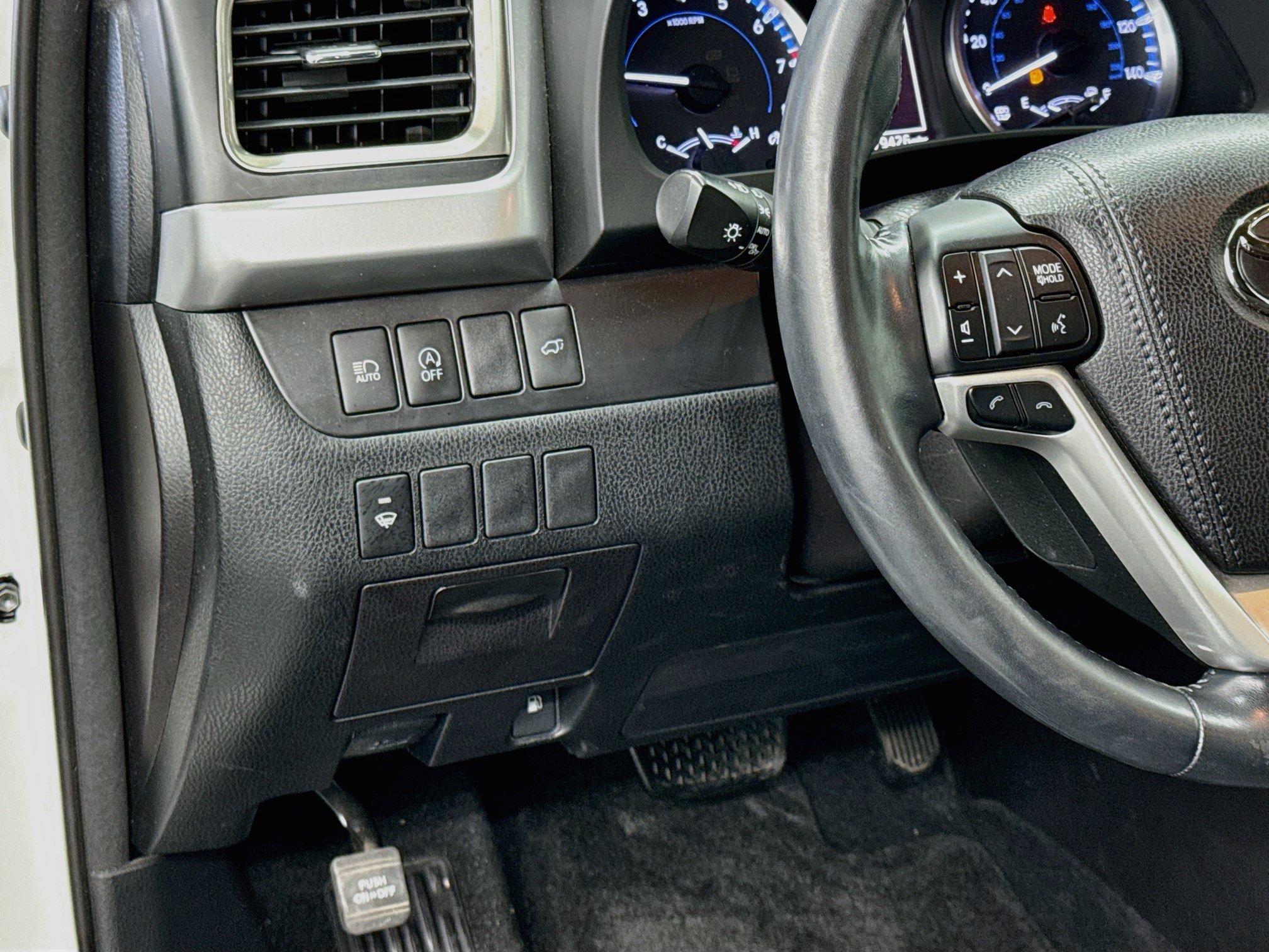 Used 2018 Toyota Highlander Plus FWD image 16