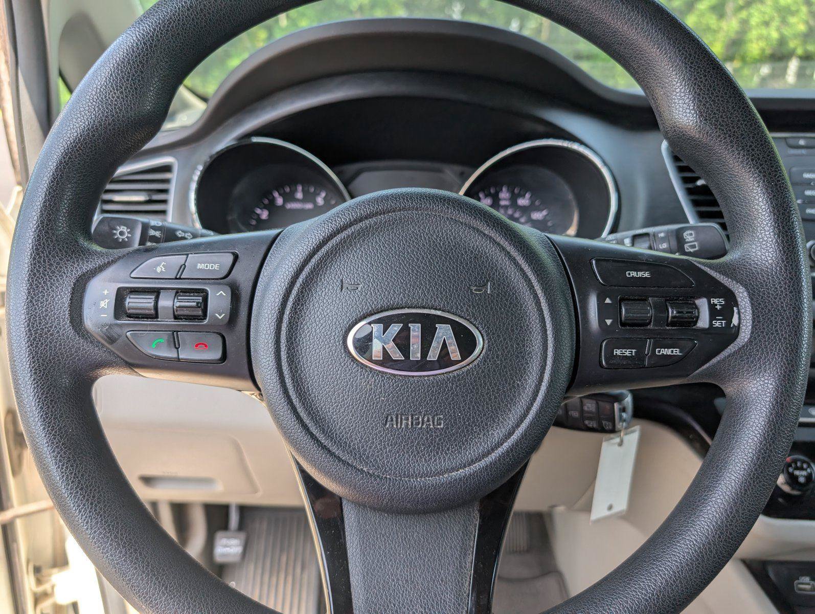 Used 2017 Kia Sedona LX FWD image 23
