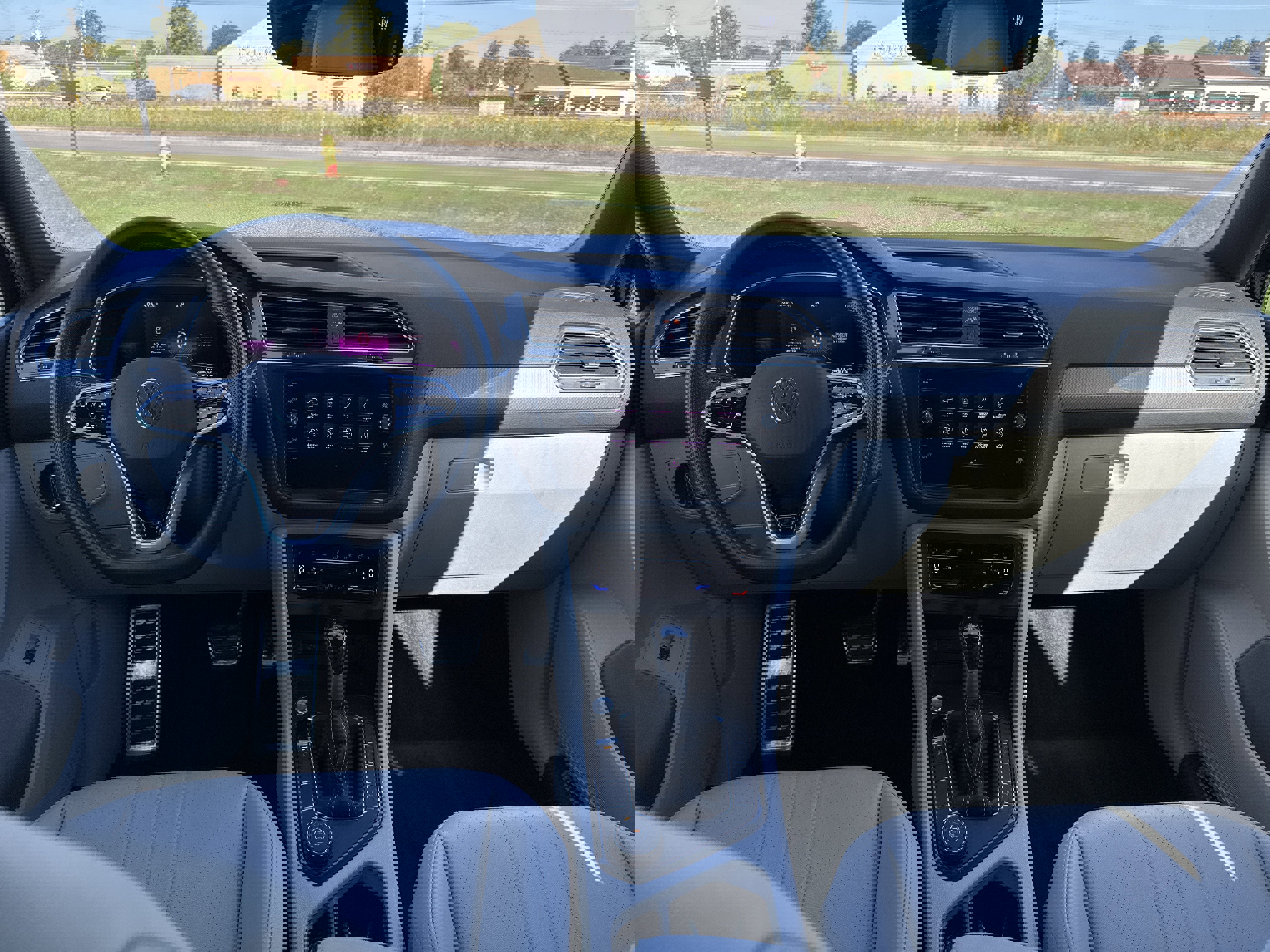 Used 2022 Volkswagen Tiguan SE R-Line image 12