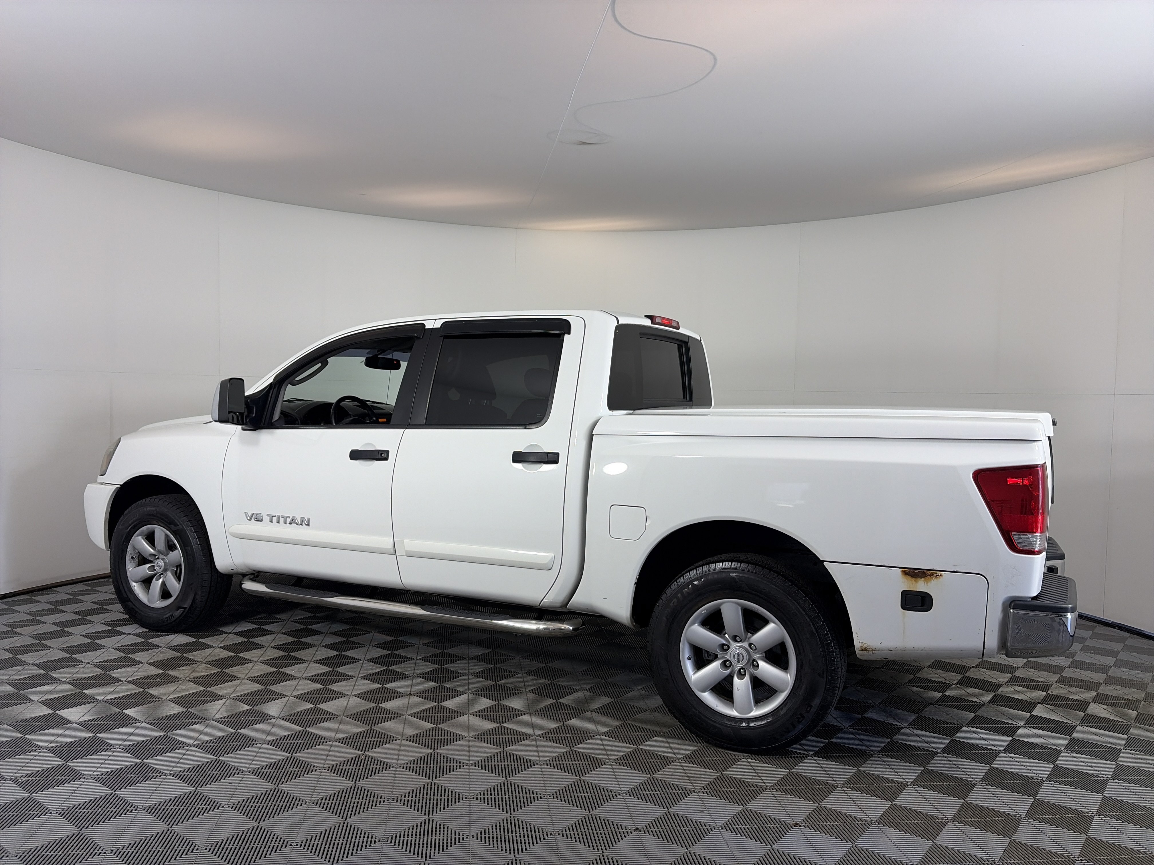 Used 2011 Nissan Titan SV w/ SV Premium Utility Pkg AWD/4WD image 4