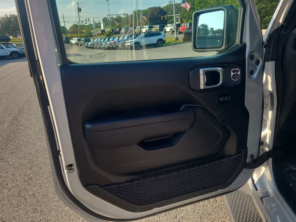 Used 2024 Jeep Wrangler Unlimited w/ Convenience Group AWD/4WD image 7