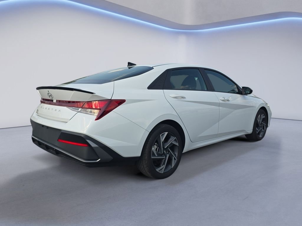 Used 2025 Hyundai Elantra Sport image 5