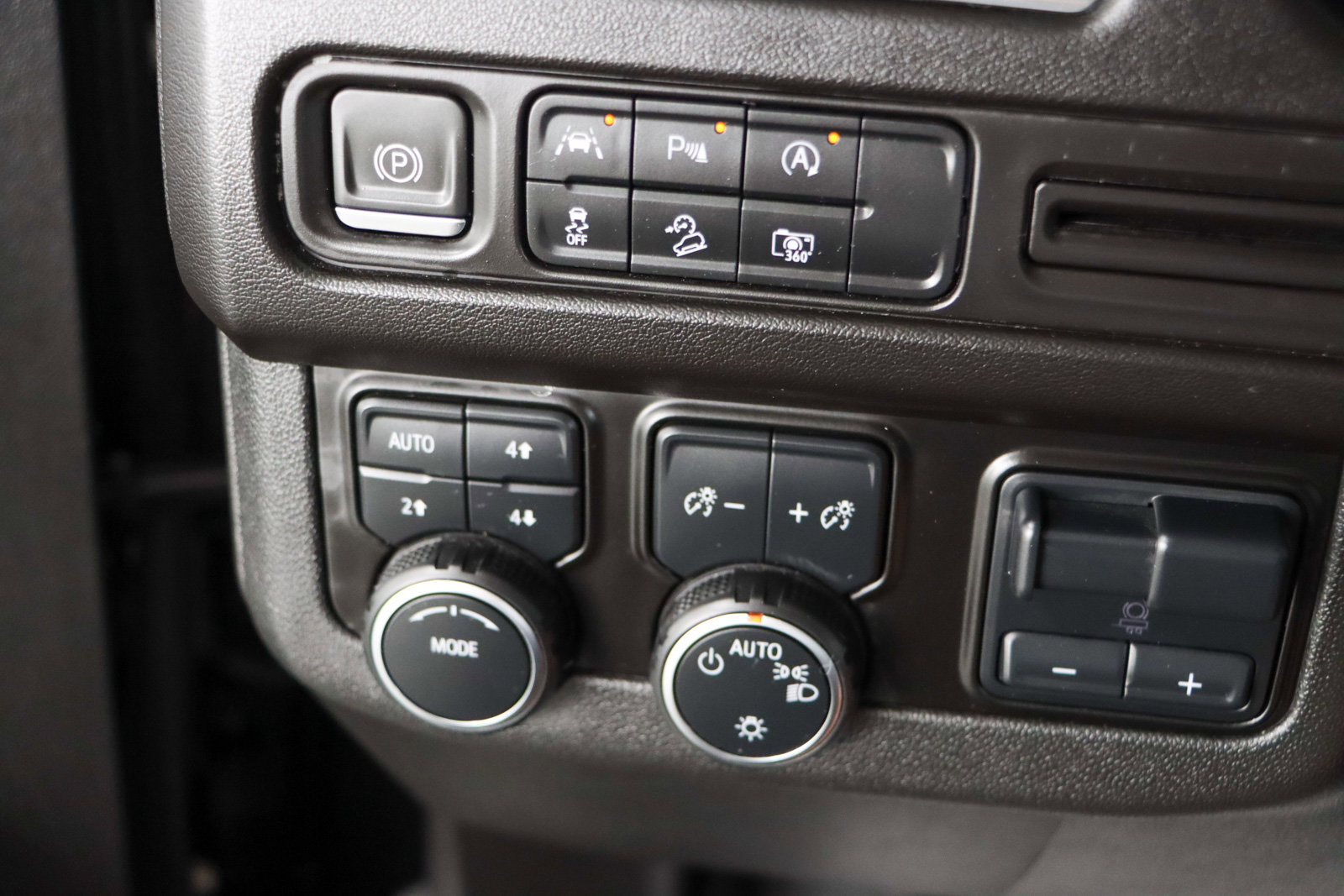 Used 2024 Chevrolet Tahoe Z71 w/ Luxury Package AWD/4WD image 24