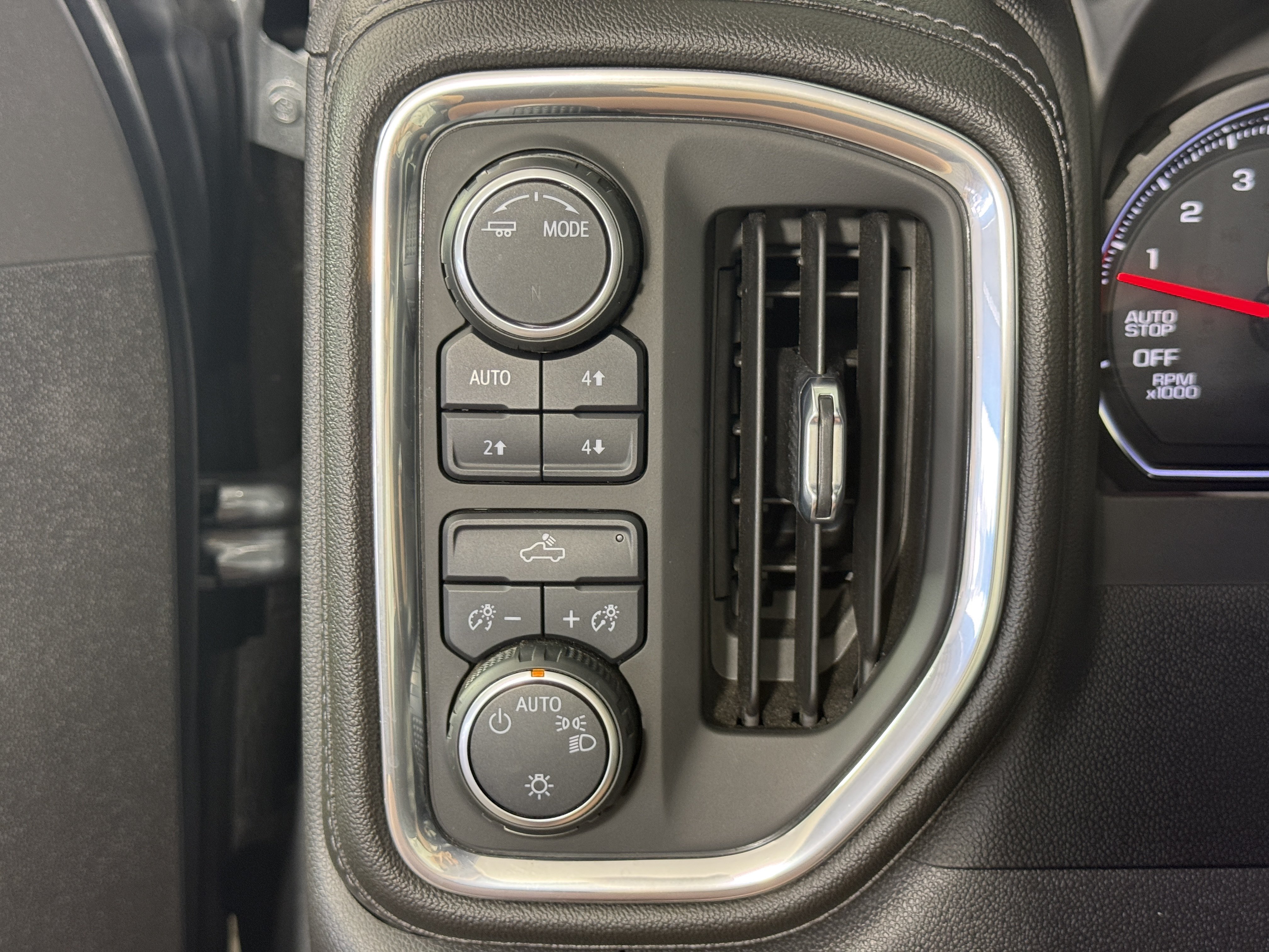 Used 2021 Chevrolet Silverado 1500 LT w/ Z71 Off-Road Package AWD/4WD image 22