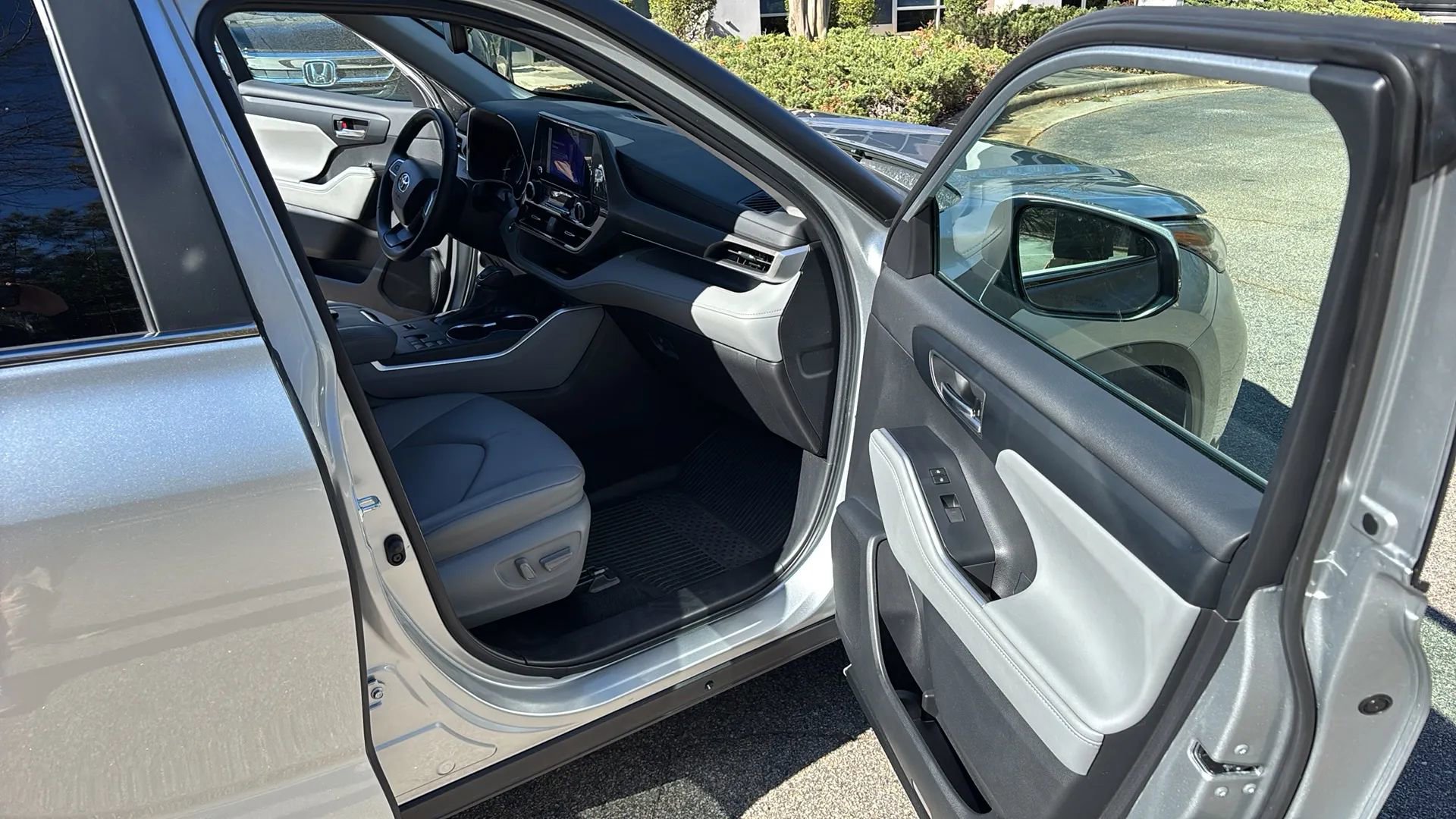 Used 2023 Toyota Highlander XLE image 22