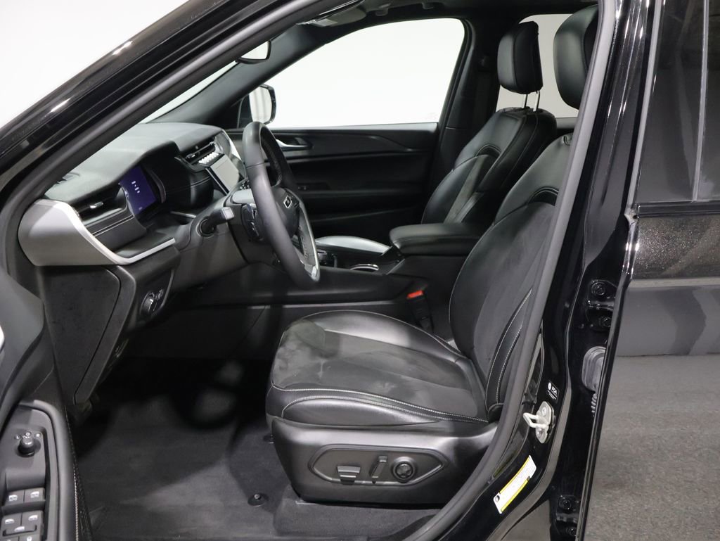 Used 2023 Jeep Grand Cherokee Altitude image 11