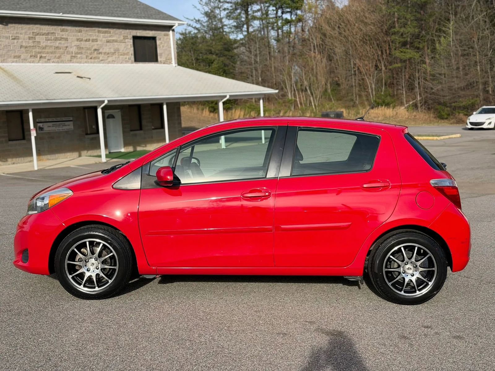 Used 2012 Toyota Yaris LE image 4