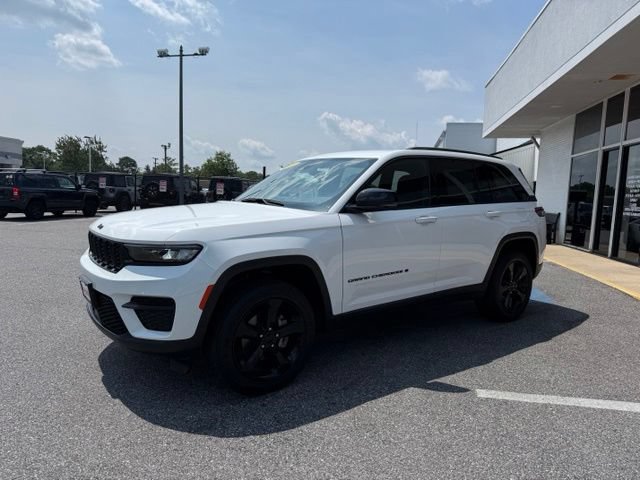 Used 2023 Jeep Grand Cherokee Altitude AWD/4WD image 16