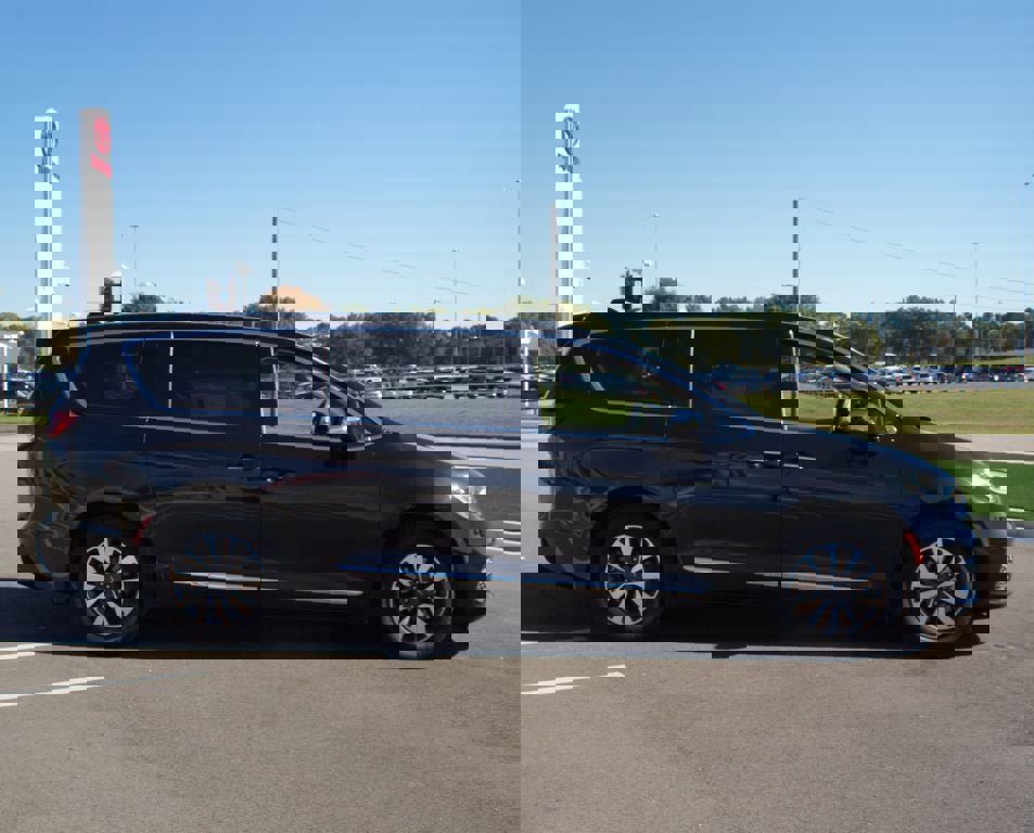 Used 2022 Chrysler Pacifica Limited w/ Uconnect Theater Family Group image 24