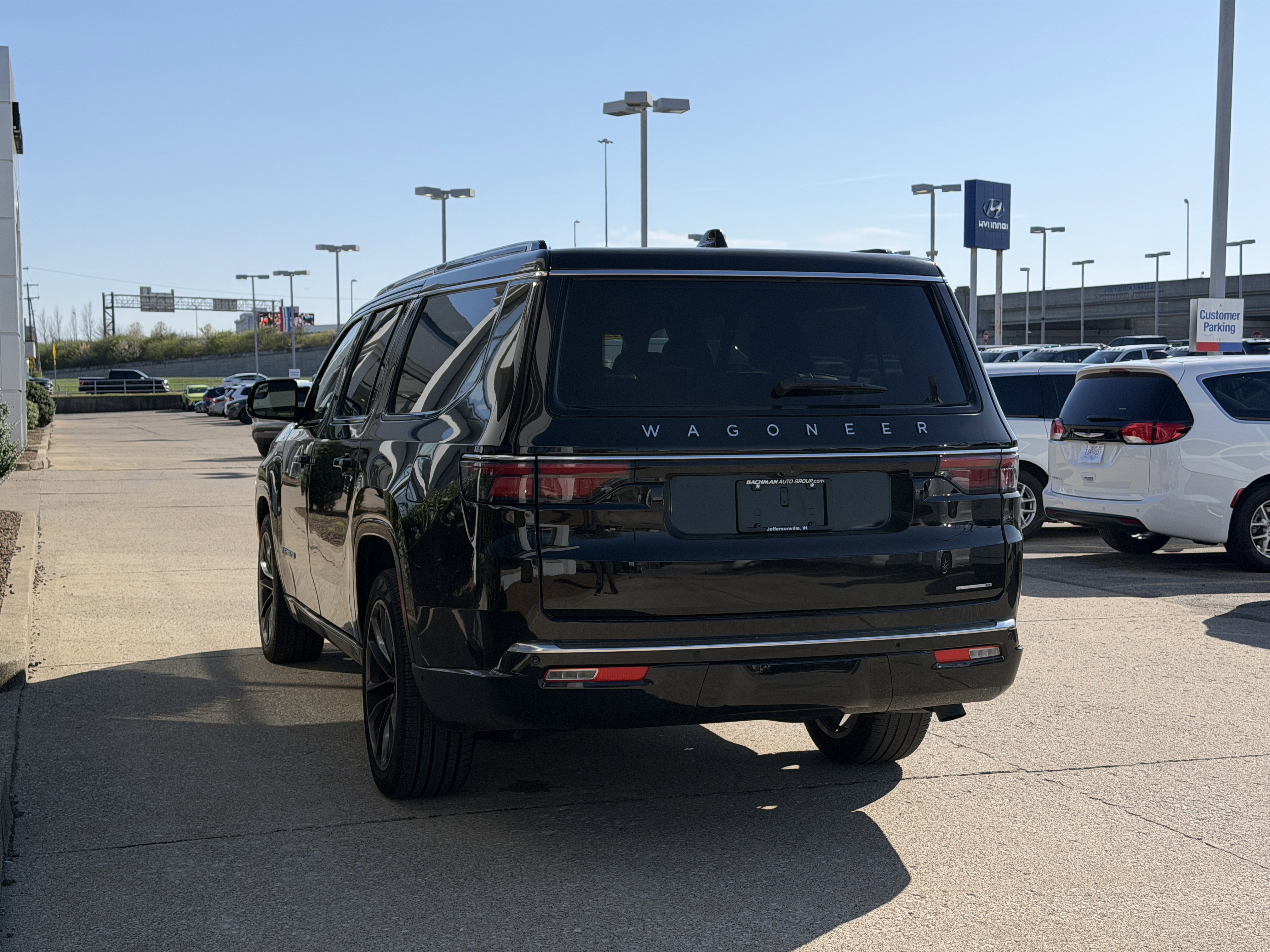 Used 2024 Jeep Wagoneer L Series III w/ Premium Group I image 7