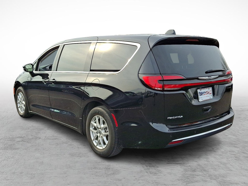 Used 2024 Chrysler Pacifica Touring-L image 3