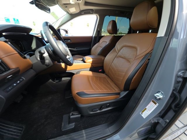 Used 2025 Nissan Pathfinder Platinum w/ Cargo Package image 13