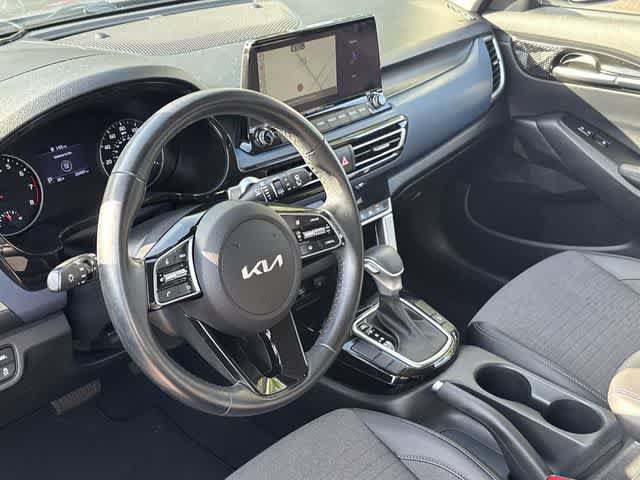 Used 2023 Kia Seltos S w/ Navigation Package FWD image 2