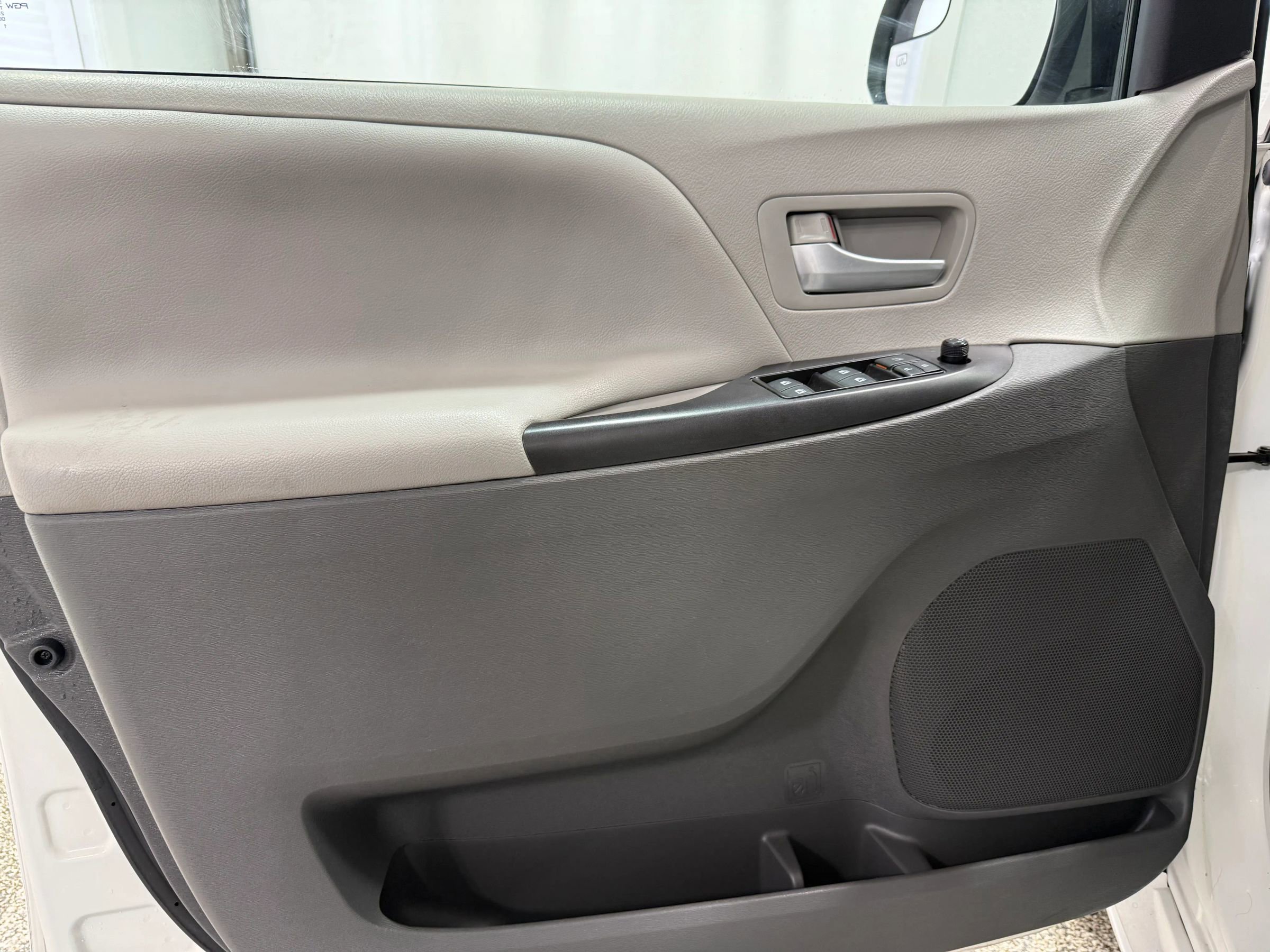 Used 2017 Toyota Sienna LE image 11