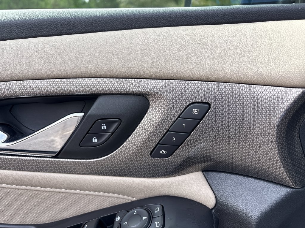 Used 2023 Chevrolet Traverse Premier FWD image 38