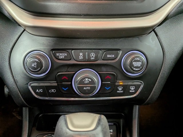 Used 2016 Jeep Cherokee Limited image 18