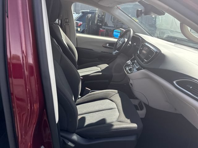 Used 2023 Chrysler Voyager LX FWD image 9