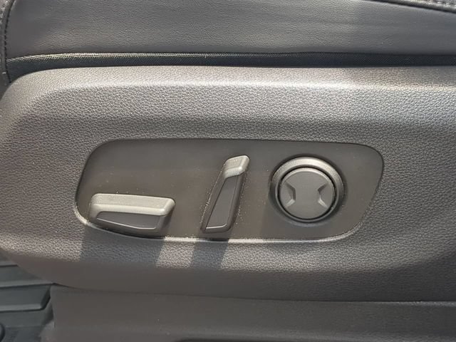 Used 2024 Kia Carnival EX FWD image 23