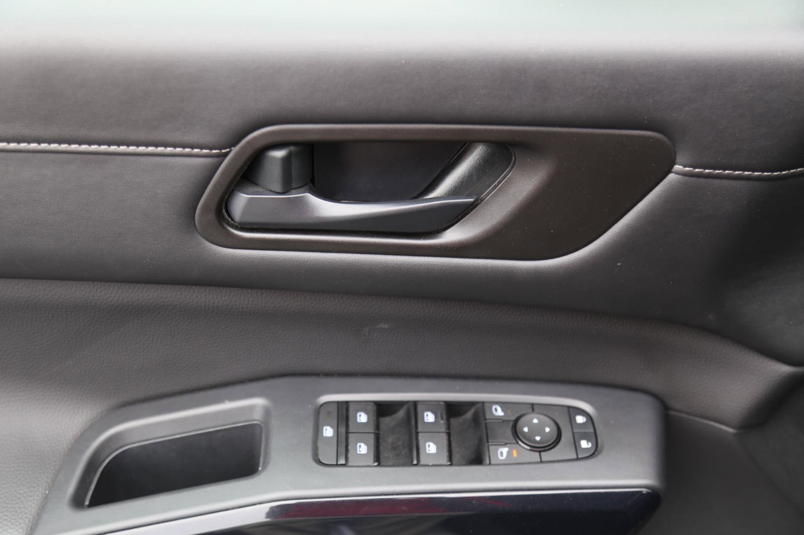 Used 2025 Nissan Pathfinder SV FWD image 5