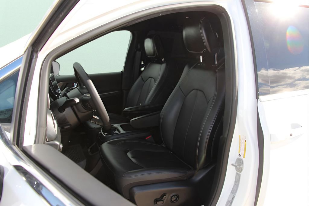 Used 2025 Chrysler Pacifica Select image 18