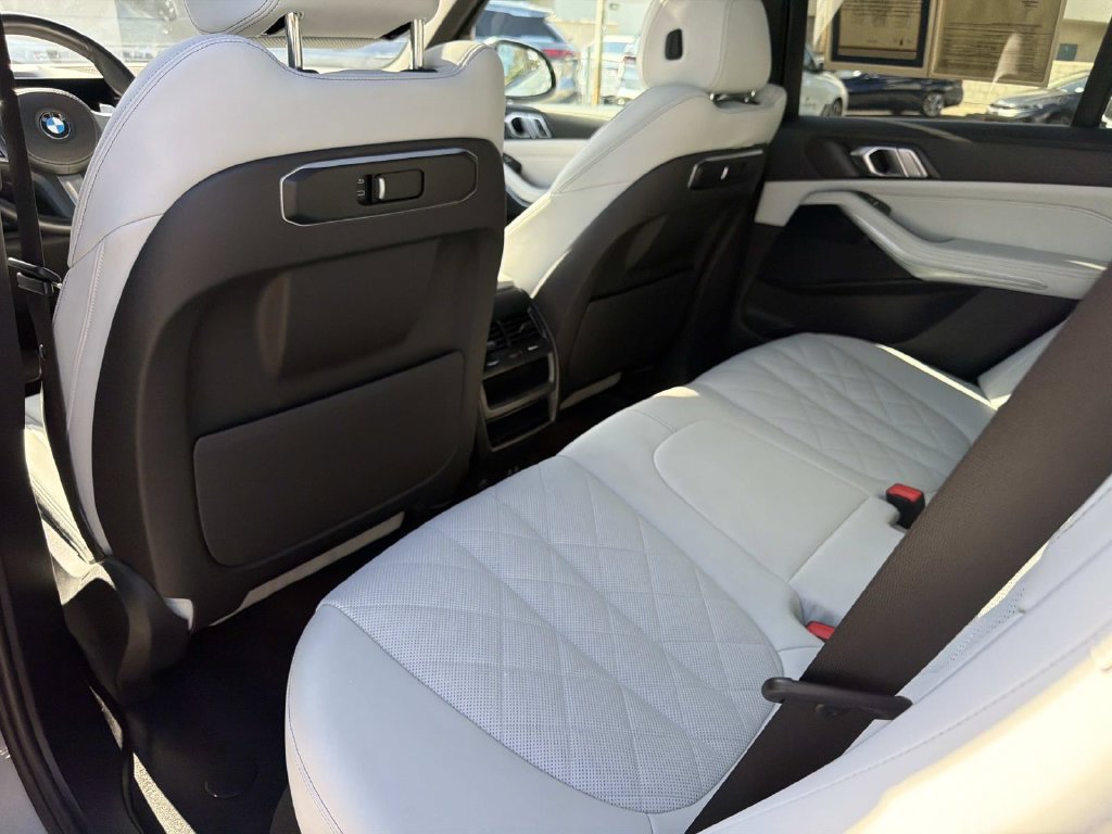 Used 2024 BMW X5 sDrive40i w/ M Sport Package RWD image 11