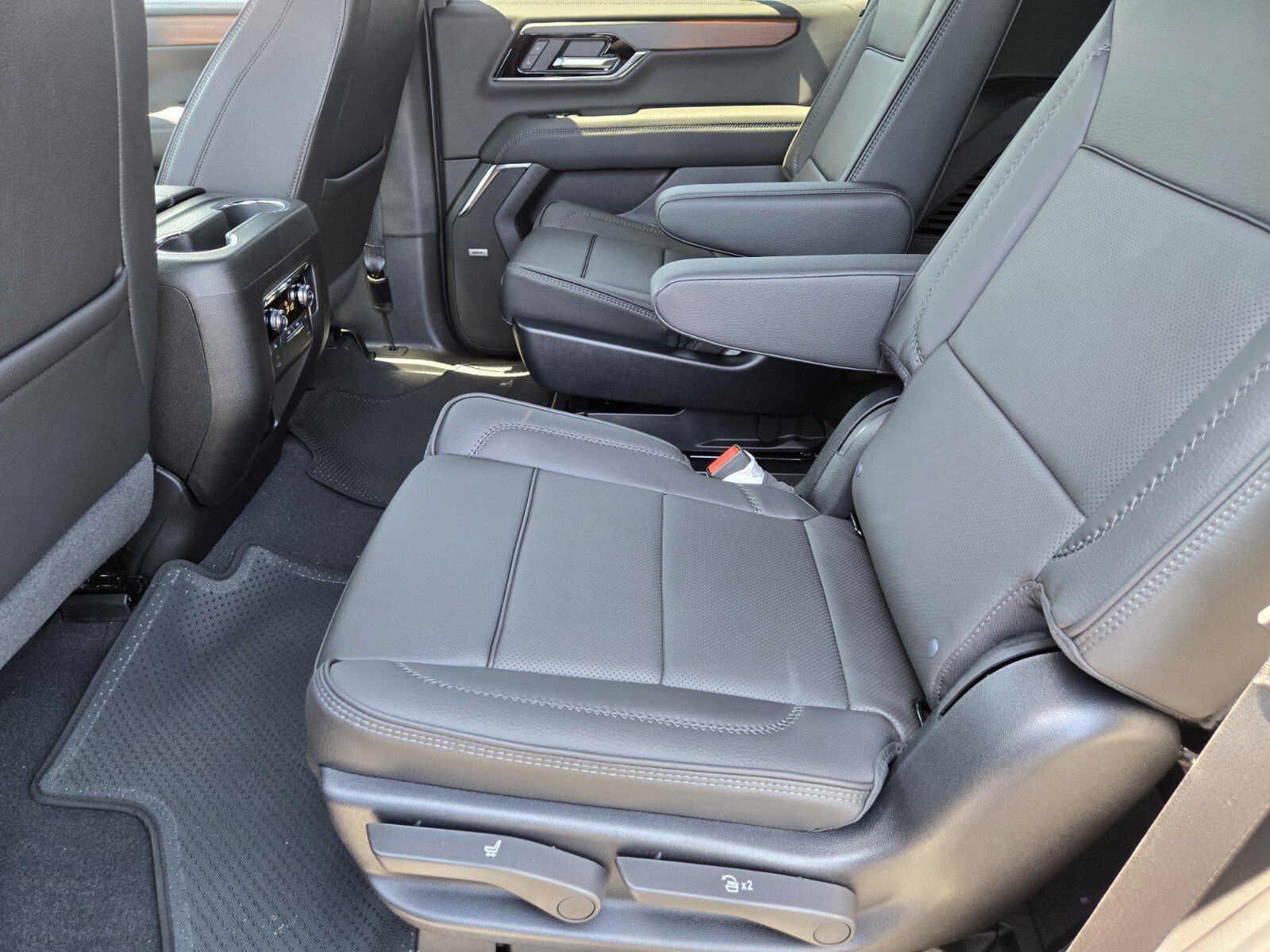 New 2025 GMC Yukon Denali w/ Sun & Power Step Package image 8