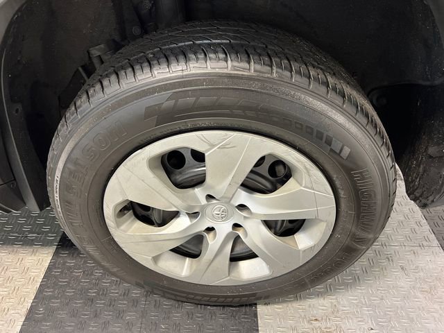 Used 2021 Toyota RAV4 LE image 13