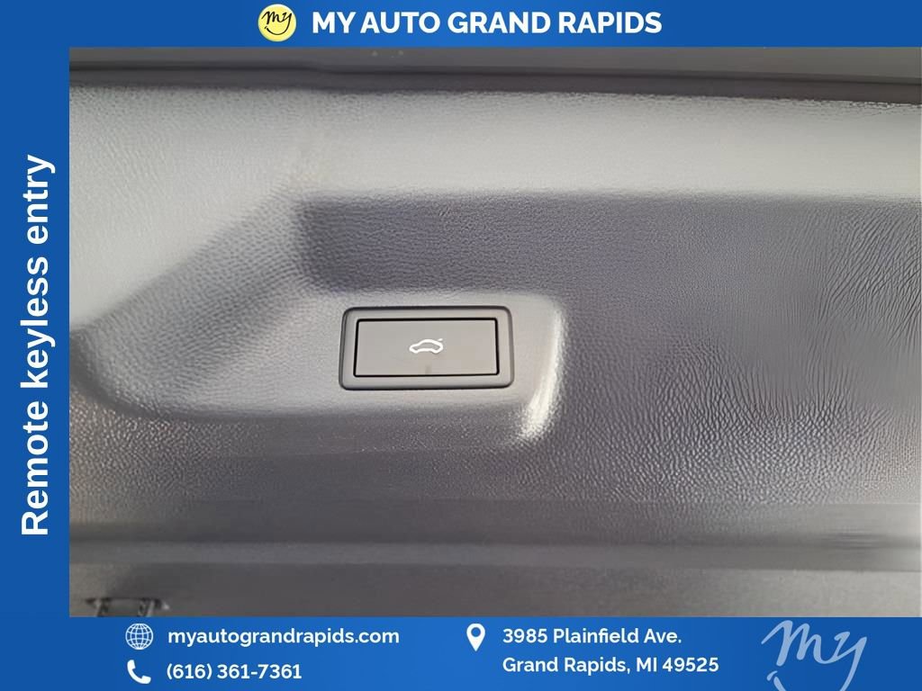 Used 2025 Volkswagen ID. Buzz Pro S RWD image 4
