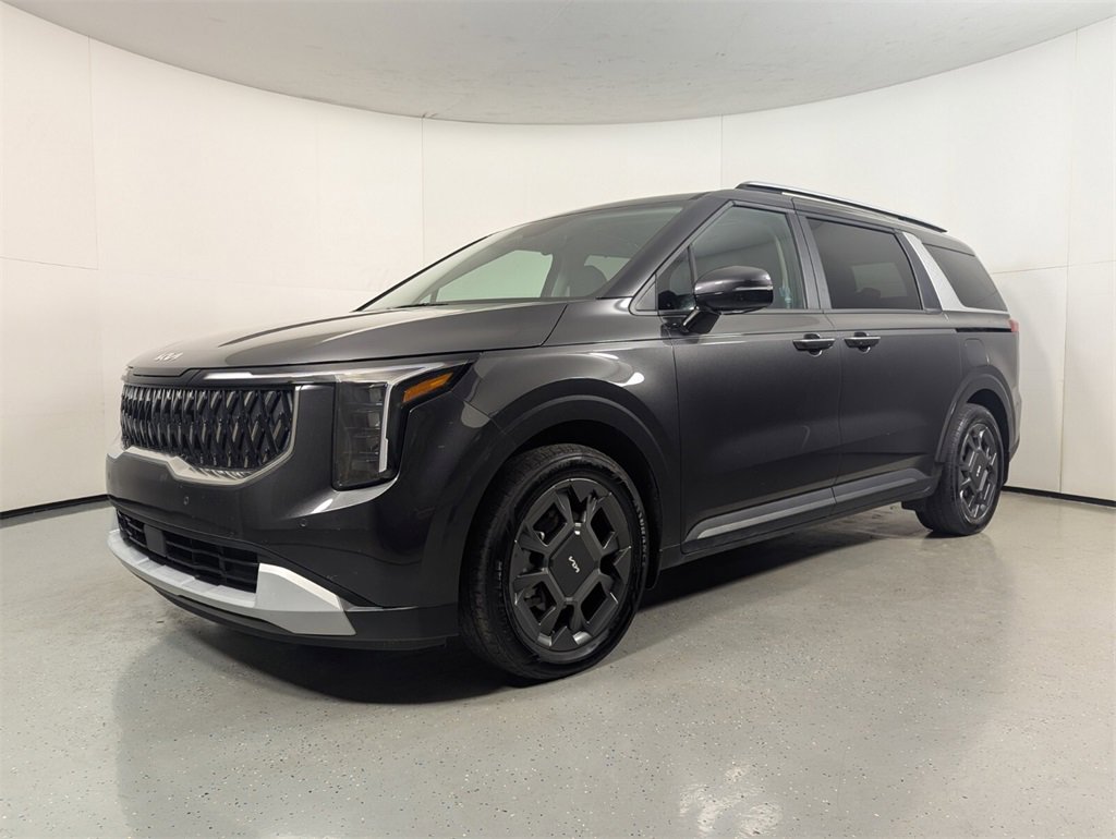 Used 2025 Kia Carnival EX image 3