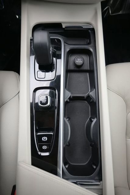 Used 2024 Volvo V60 B5 Cross Country Plus image 11