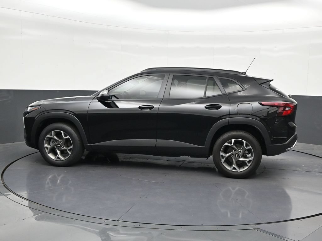 Used 2025 Chevrolet Trax LT FWD image 2