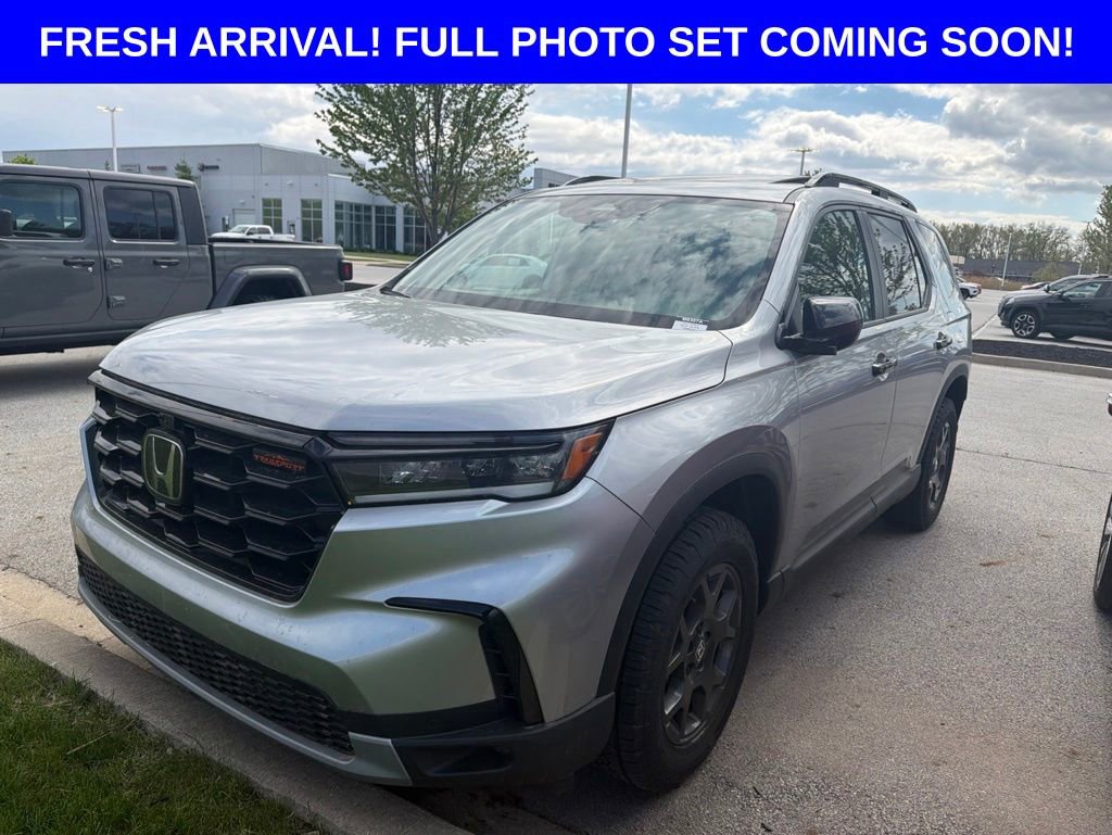 Used 2025 Honda Pilot TrailSport image 1