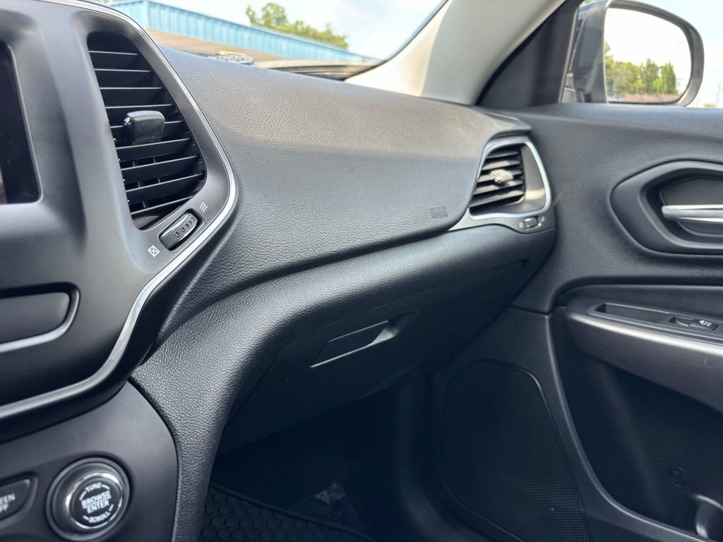 Used 2019 Jeep Cherokee Latitude Plus w/ Cold Weather Group AWD/4WD image 34
