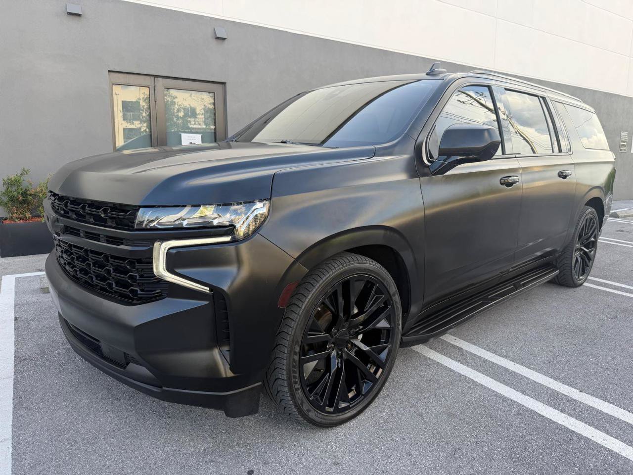 Used 2021 Chevrolet Suburban LT RWD image 3