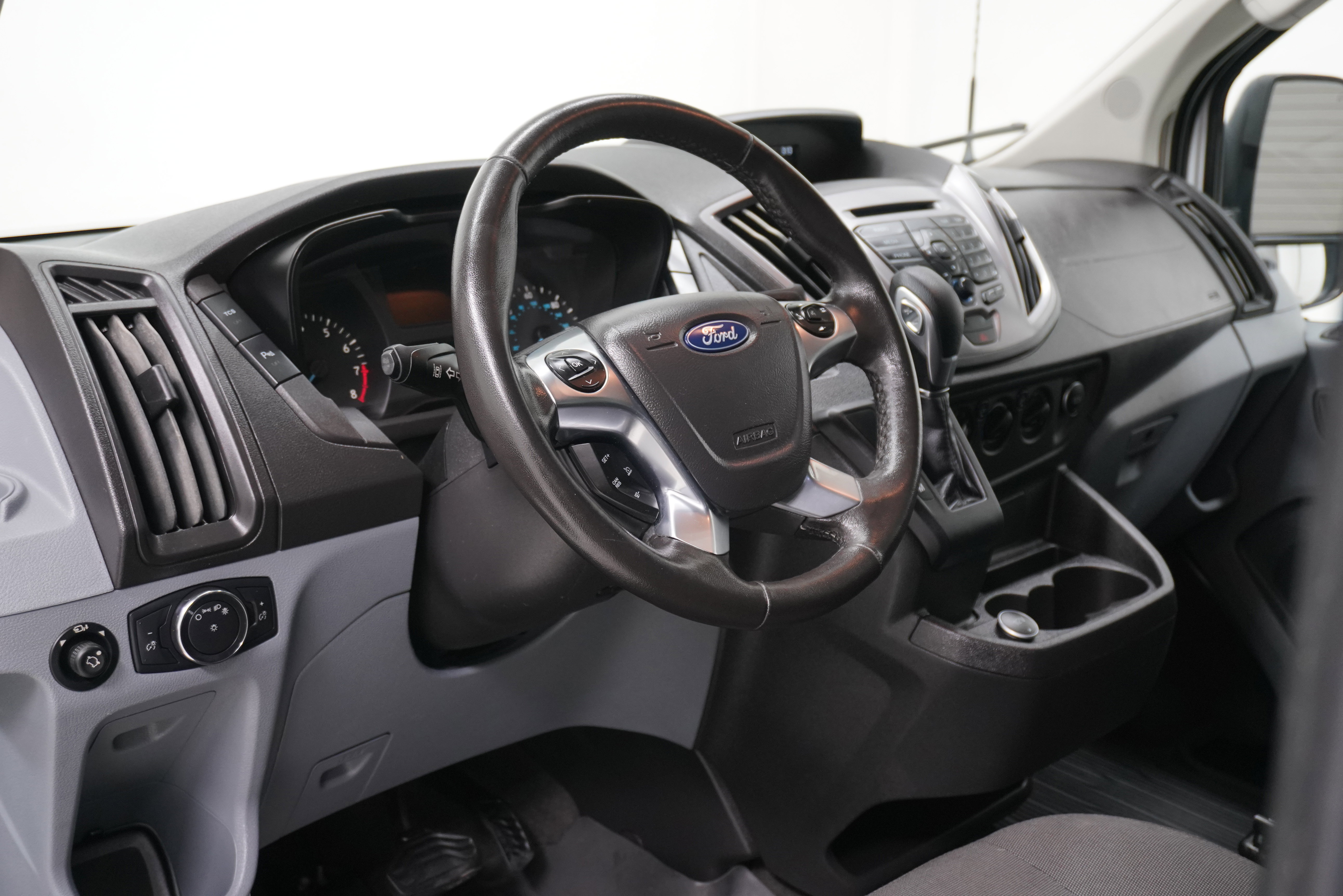 Used 2019 Ford Transit 150 XLT image 7