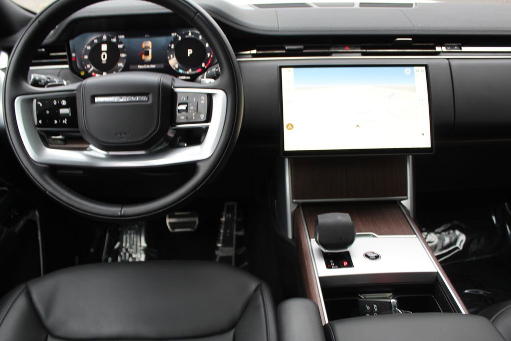 Used 2025 Land Rover Range Rover SE image 4