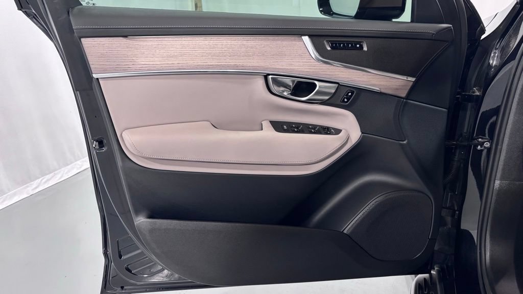 Certified 2025 Volvo XC90 B5 Plus AWD/4WD image 16
