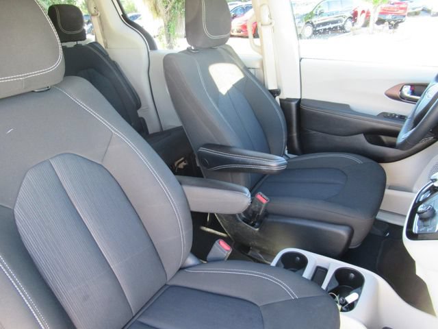 Certified 2023 Chrysler Voyager LX FWD image 9