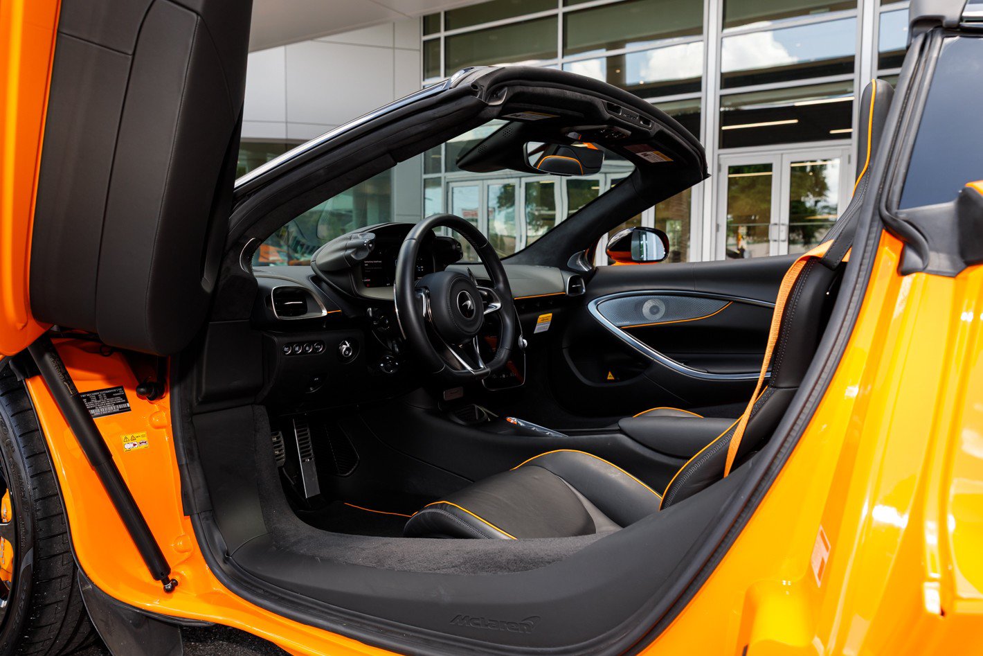 Used 2025 McLaren Artura Spider RWD image 44