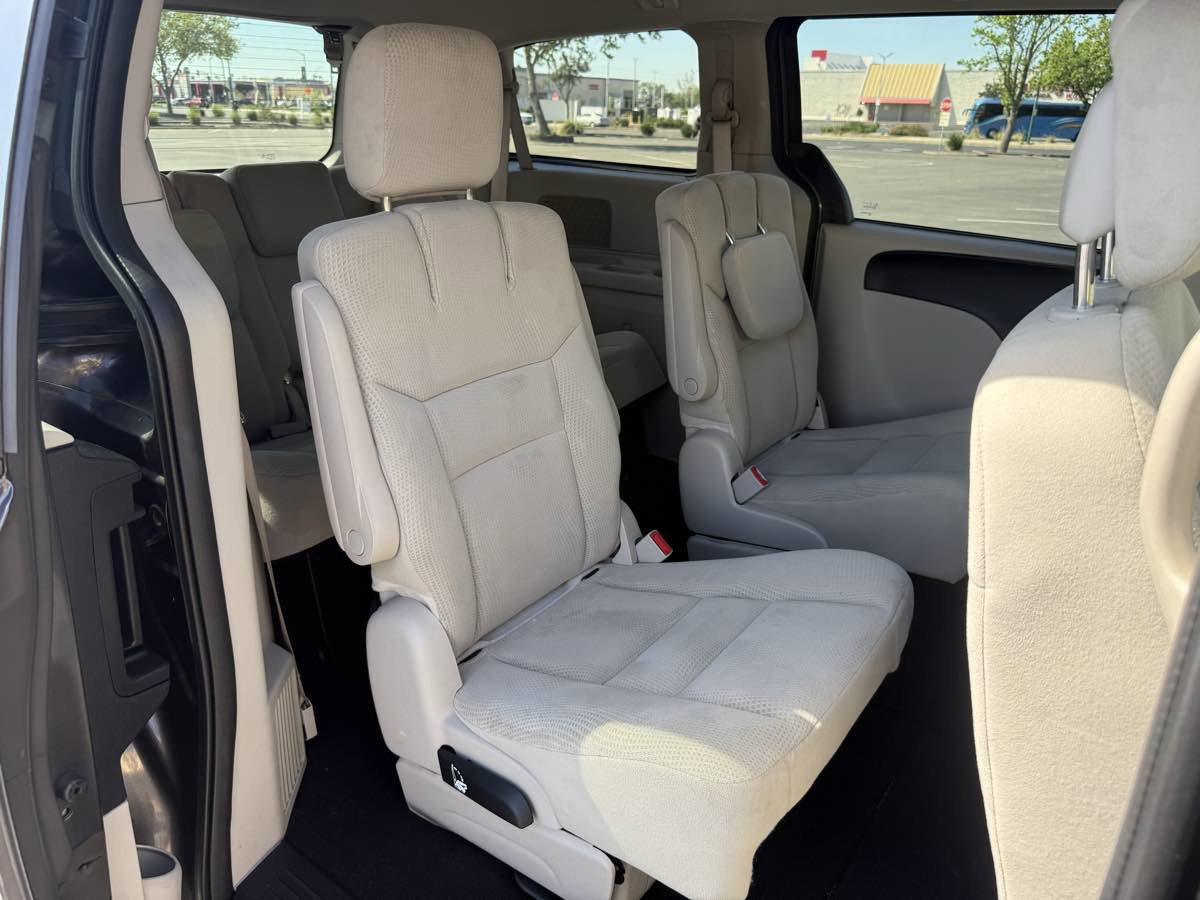 Used 2016 Dodge Grand Caravan SXT w/ UConnect Hands-Free Group image 20