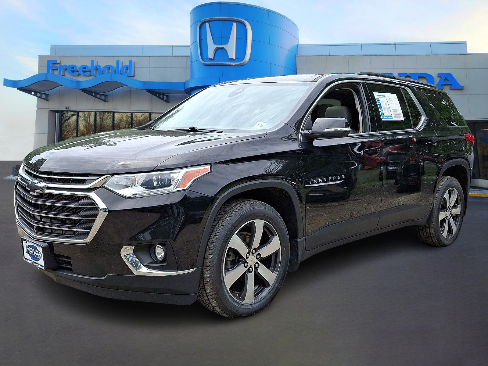 Used 2021 Chevrolet Traverse LT w/ LT Premium Package AWD/4WD image 3