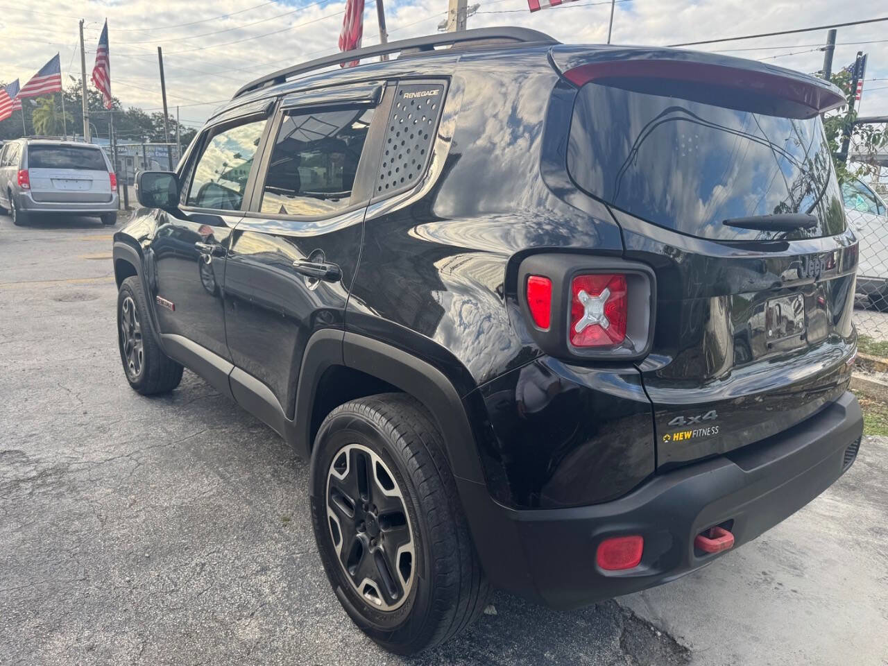 Used 2016 Jeep Renegade Trailhawk w/ Premium Trailhawk Package AWD/4WD image 3
