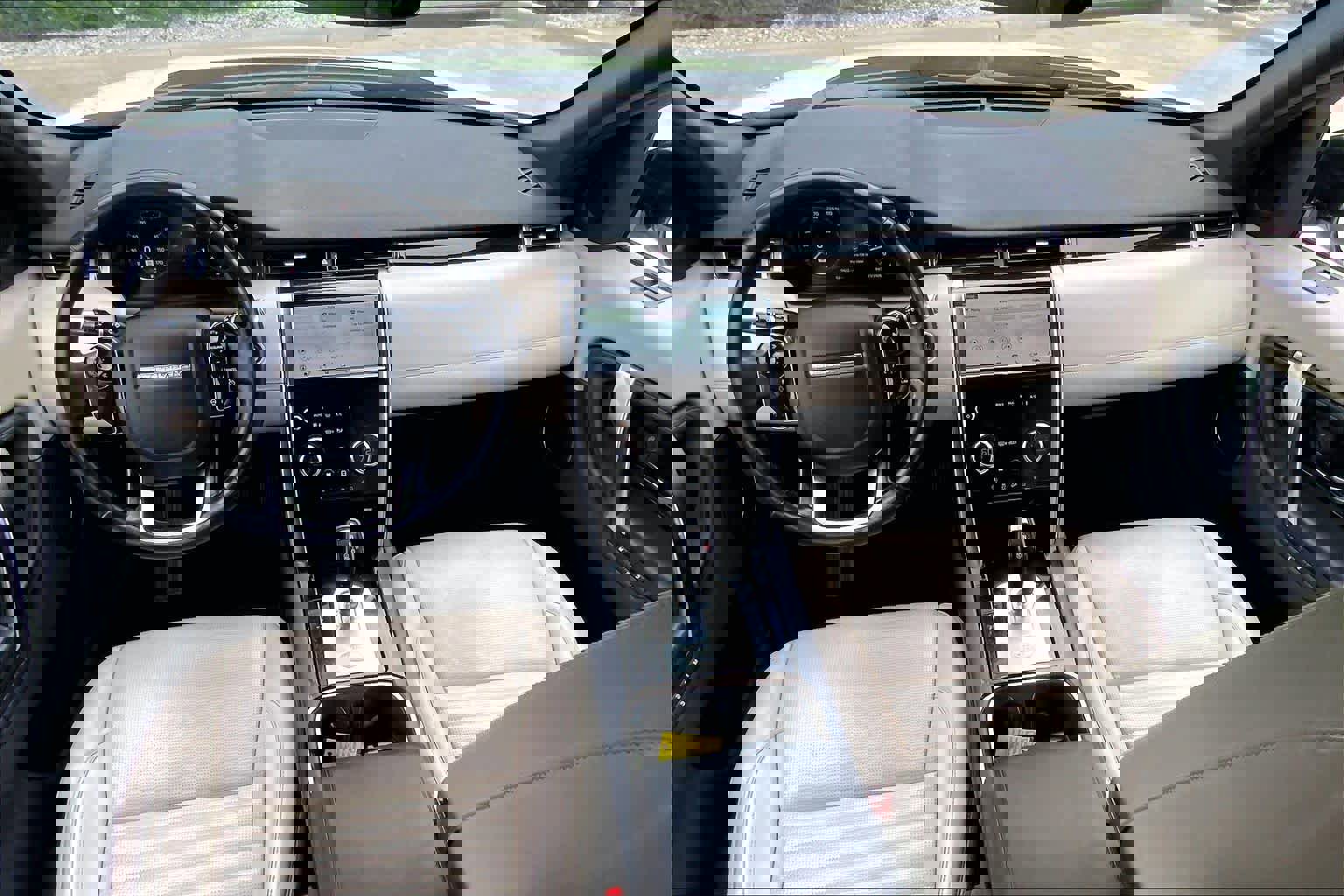 Used 2020 Land Rover Discovery Sport SE image 15