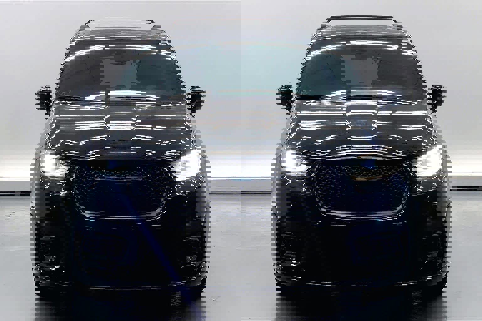 Used 2021 Chrysler Pacifica Limited w/ Uconnect Theater Family Group image 7