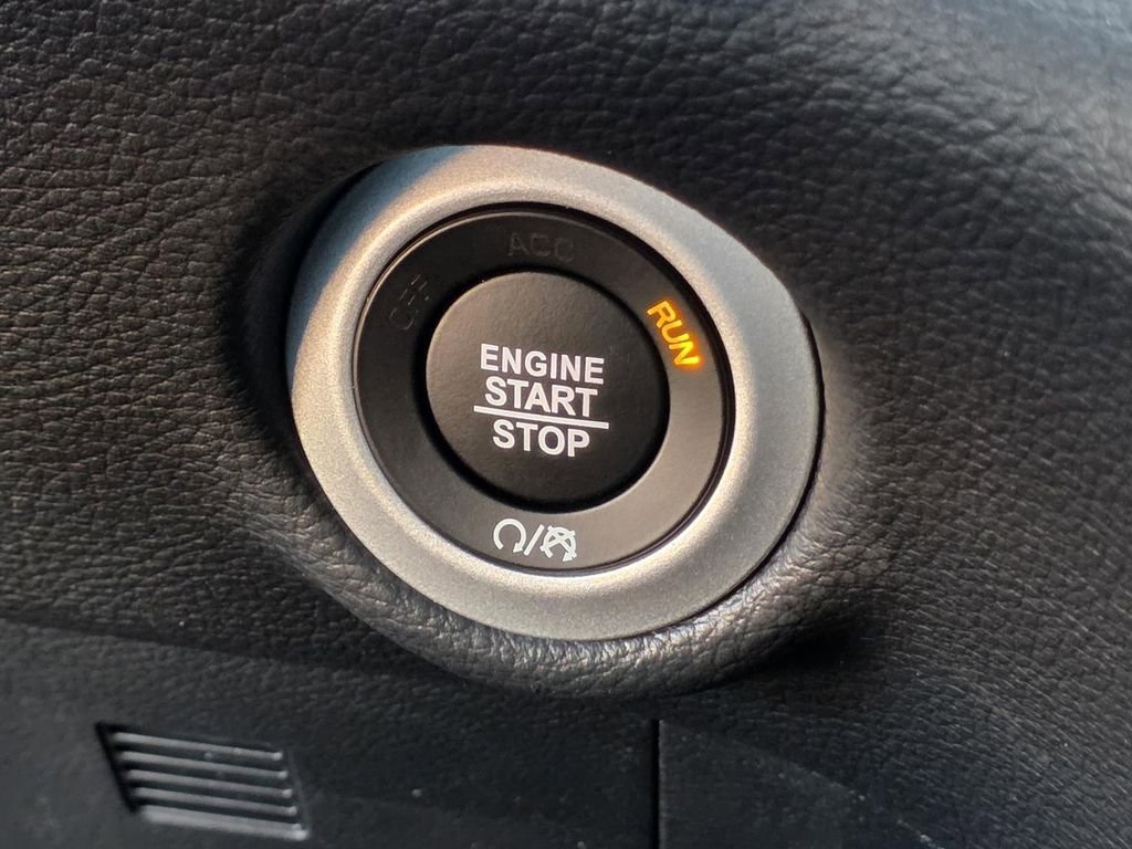 New 2026 Chrysler Pacifica Limited w/ Uconnect Theater Family Group image 32