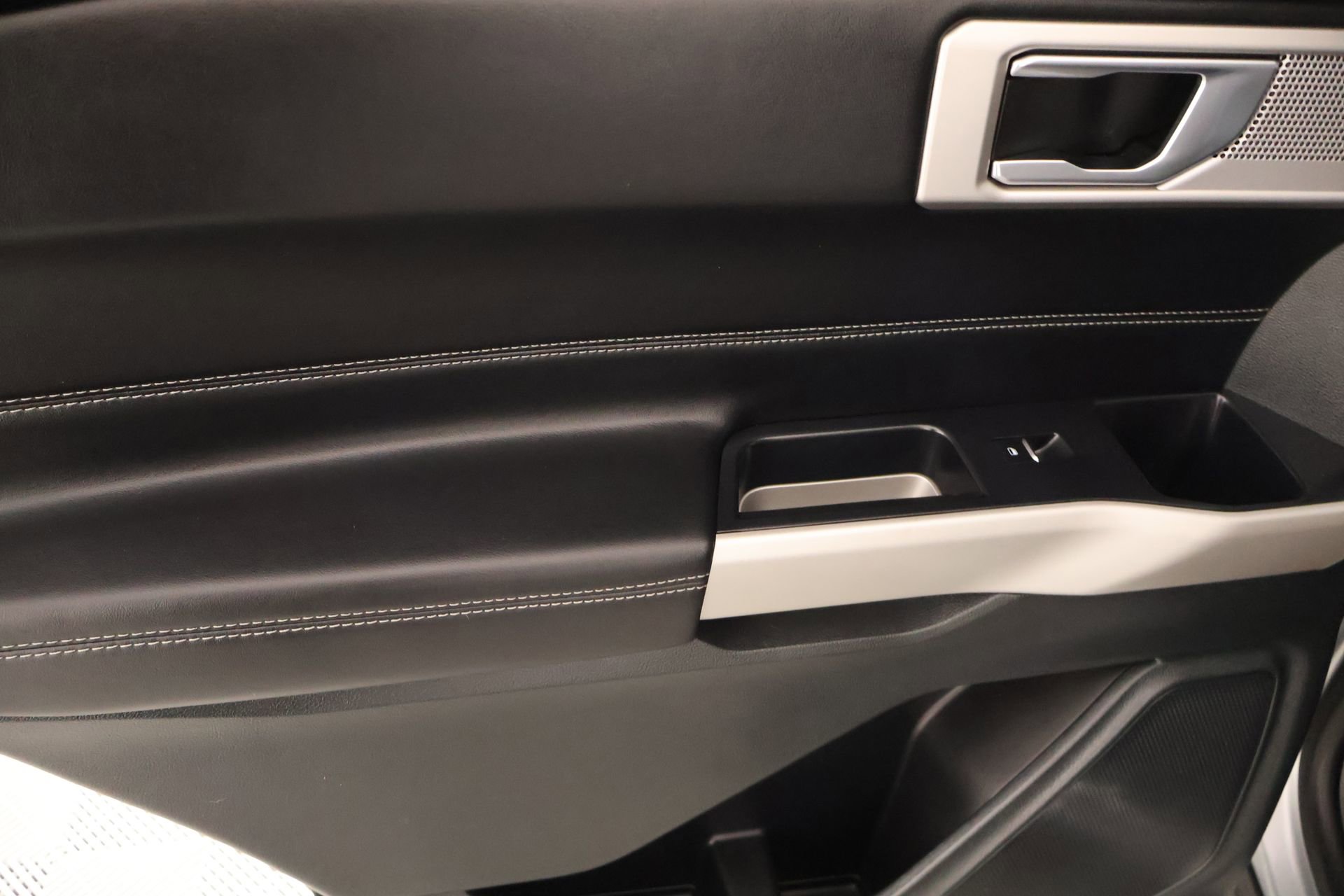 Used 2024 Ford Explorer XLT w/ Equipment Group 202A image 19